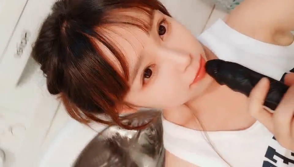 [1V/792M]清纯美少女KIKI，腹肌马甲线，活力十足堪称喷水娃，大黑牛猛插，边插边喷水，呻吟嗲嗲好听
